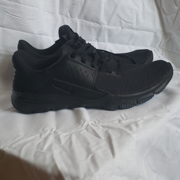 Narrow mens Nike, Work-out shoes, 9.5, barley used - Picture 4 of 5